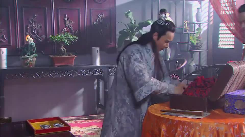 西门庆被打死，子虚拿了银两想跑，应伯爵却惦记上了西门庆的家产