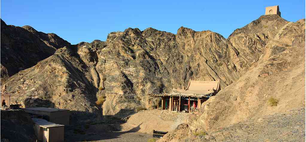 但在敦煌市境内的三危山景区是敦煌市境内景区之胜,在敦煌的著名八景