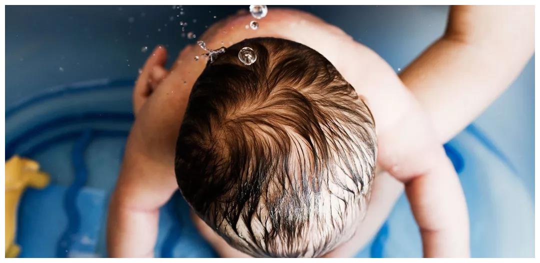 头发越长越不好洗?让宝宝洗头舒服妈妈省劲,看这篇!
