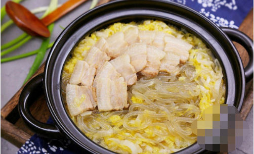 驱寒保暖,吃完保证全身热热乎乎的~第一道:酸菜白肉炖粉条酸菜,是北方