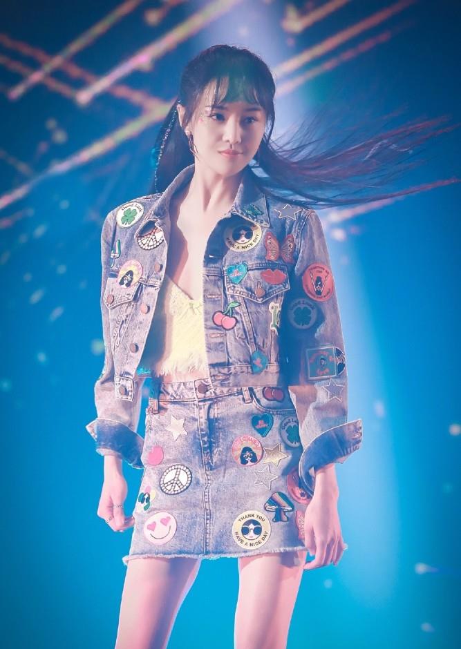 郑爽现身,28岁穿印花牛仔外套配短裙,笑容灿烂美成小仙女