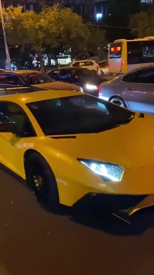 深夜兰博基尼跑车出街只有深夜才是放开咆哮的声音!