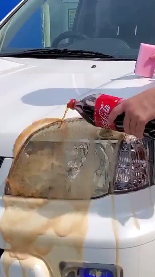 汽车大灯发黄怎么办教你一招用可乐擦拭变新