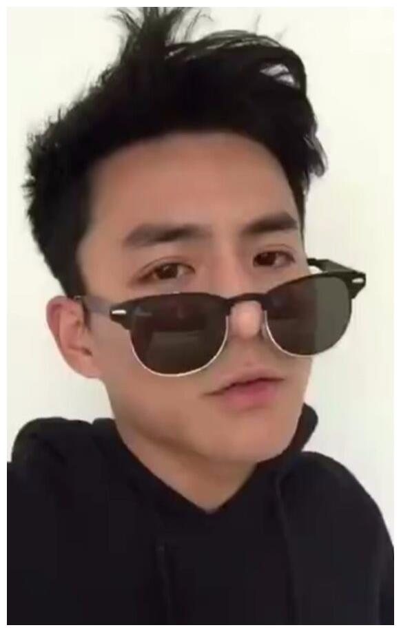 他们三个是《春天后母心》三位儿子的扮演者,分别是大龙,天柱和虎子.