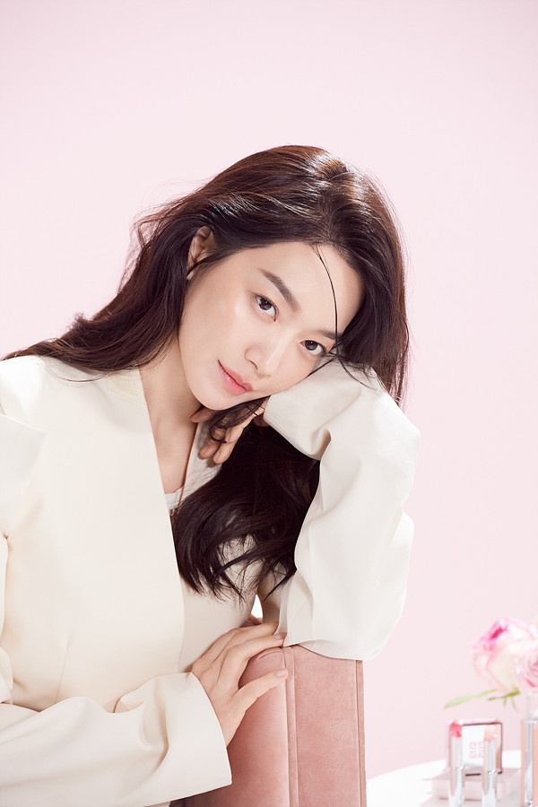 韩国女艺人申敏儿拍美妆品牌最新宣传照