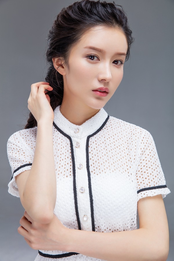 女演员李艾瑾:青春靓丽,楚楚动人!__财经头条
