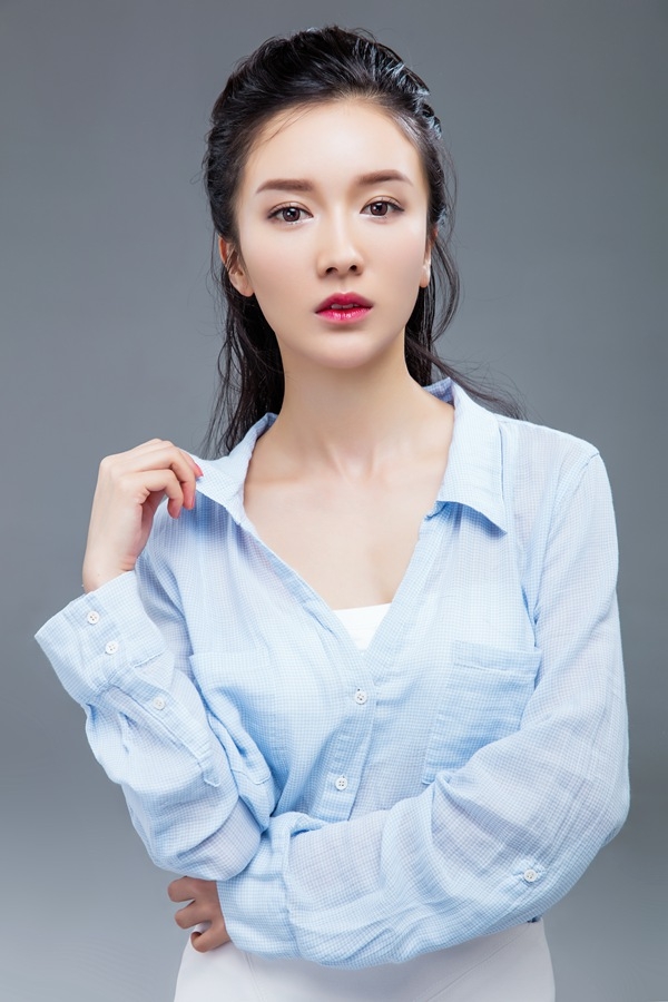 女演员李艾瑾:青春靓丽,楚楚动人!__财经头条