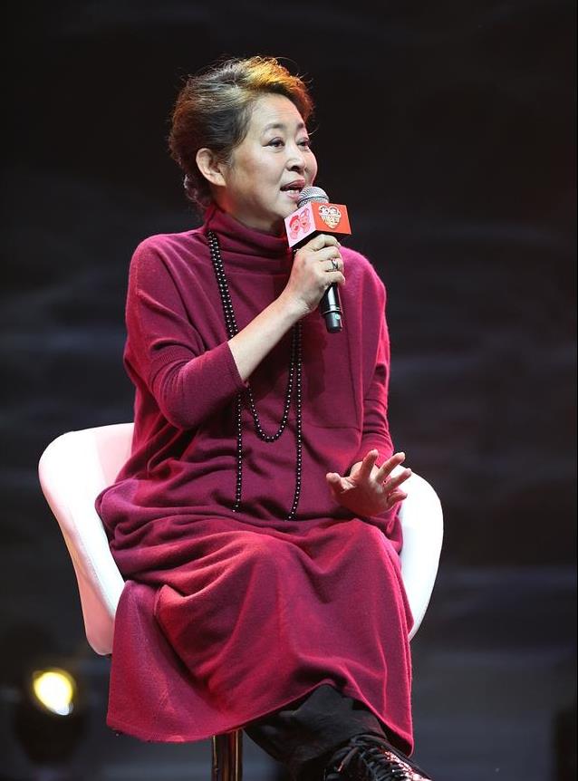 61岁倪萍真的老了,穿红色连衣裙藏不住老态,但气场依然强大