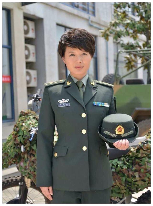 单亲妈妈程愫为儿庆生,母子俩相依为命,前夫傅程鹏却无任何表示惊心