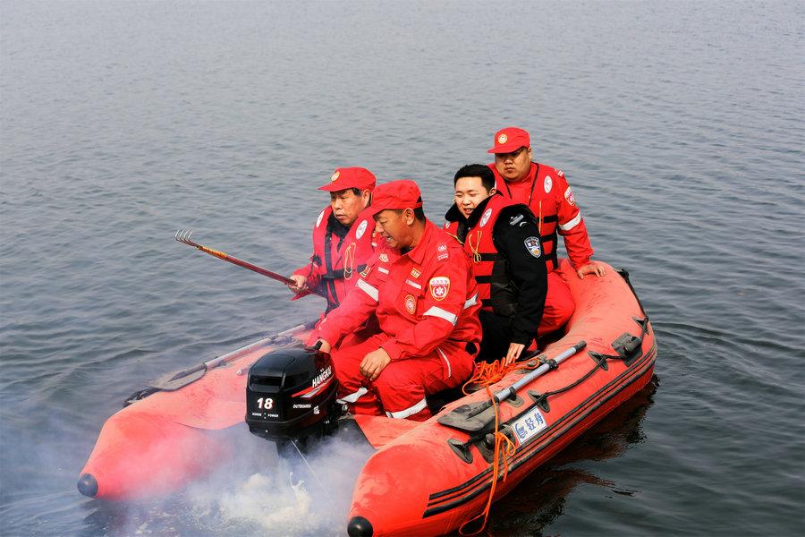 闻令而动 “爱心救援队”应急水上搜寻|慈善|救援队|应急_新浪新闻