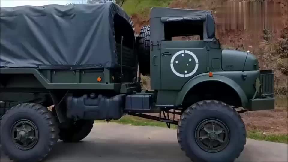 奔驰6x6军用越野卡车爬坡时底盘悬架简直太酷了