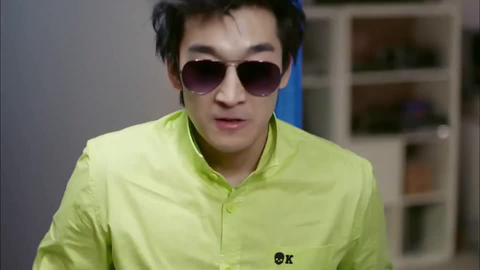 这是耍帅失败的车祸现场,小伙跟股骨头坏死了一样,笑死人了