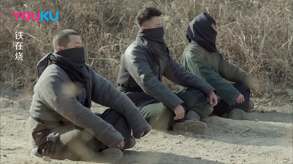 三兄弟学土匪打劫,却反被土匪嘲笑,一气之下掏出了真家伙!