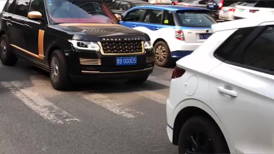 路虎揽胜行政版,车牌号是真牛!
