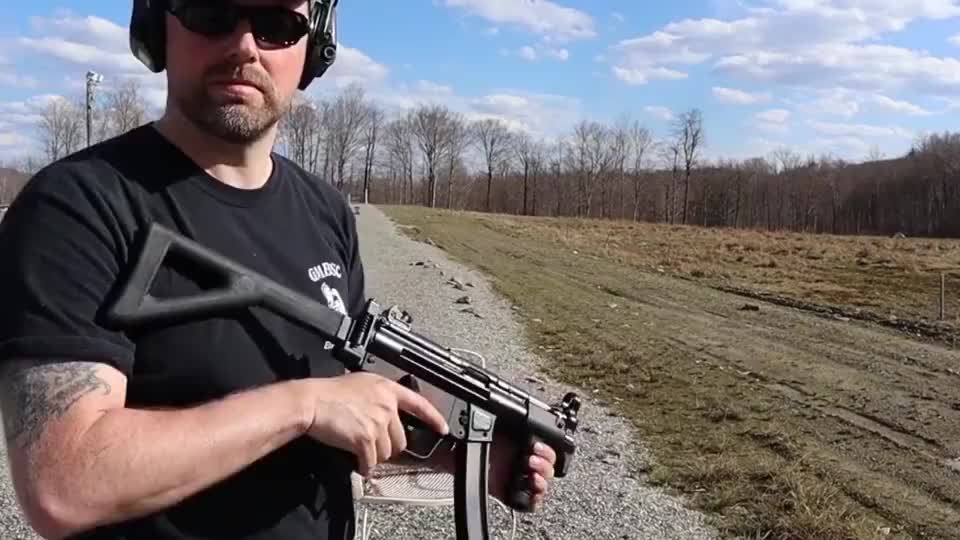 男子在室外射击hk mp5k冲锋枪,这声音听着有些奇怪呢?