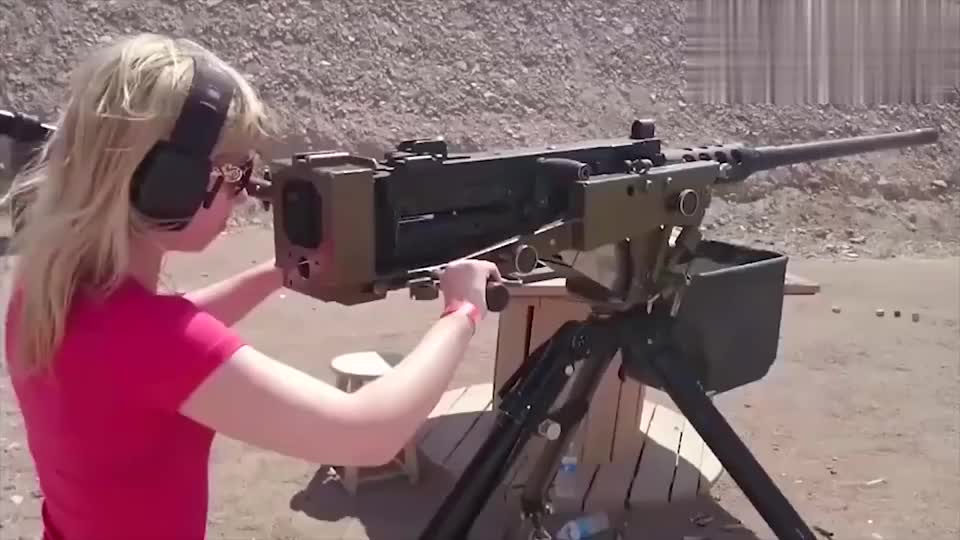 瘦小金发美女操作50口径的勃朗宁m2重机枪射击