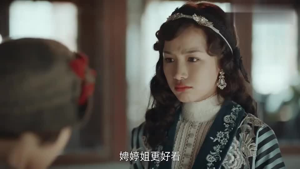 元聘婷欺负小阳时,曲曼婷突然出现,两人互相看不过