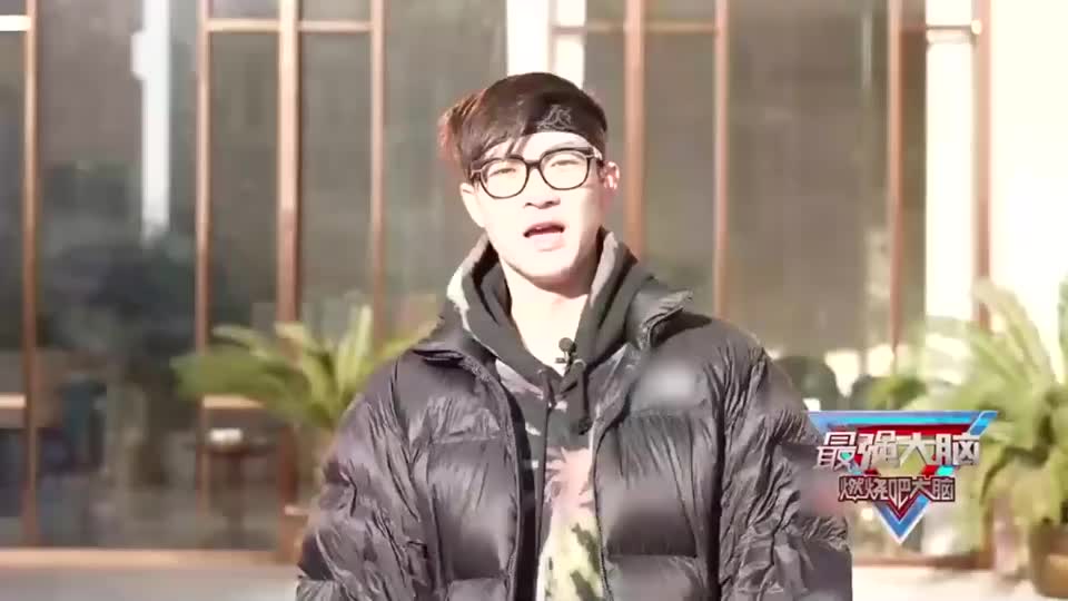 最强大脑:李礼担任出题人,坐车也不忘工作!