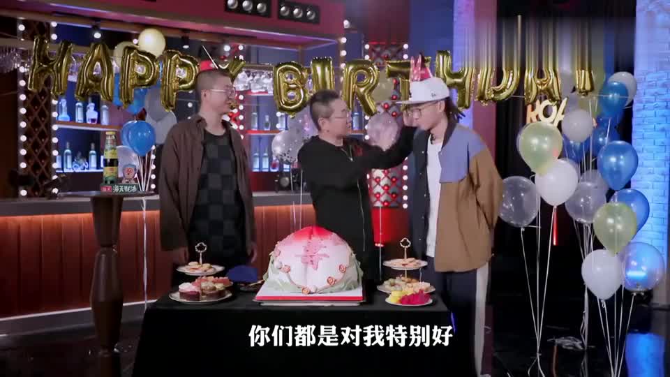 张邵刚老师生日超感动,大家想送张绍刚什么礼物呢?