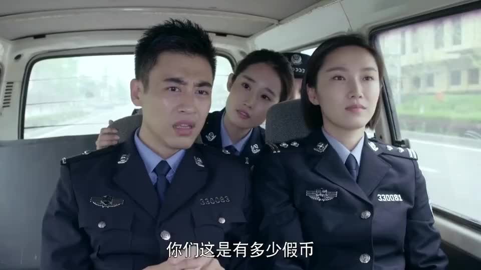 警察锅哥:锅哥帮警花查案,车上开始耍贫嘴,警花瞬间崇拜上他