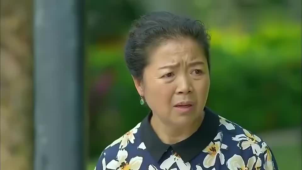 穷儿子娶了富家女后,立马六亲不认,将农村母亲一脚踹开