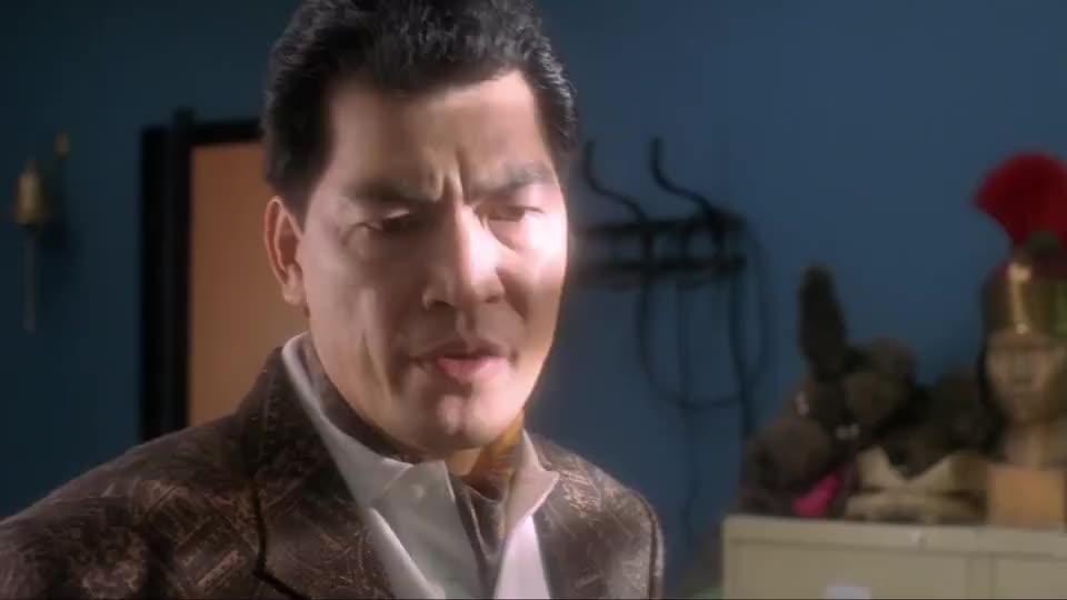 星爷化身整蛊专家,大傻来请他帮忙刚一开门差点就摔死,笑出内伤