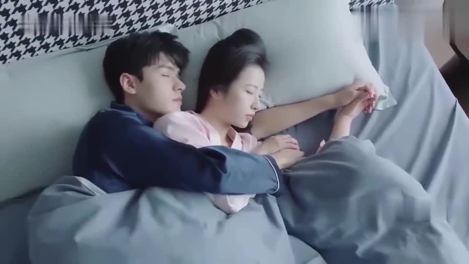 鹿方宁起床做早饭,凌睿一把拉过:再睡会,这狗粮比蜜还甜