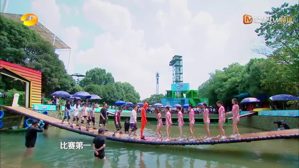 摇啊笑啊桥:在落水的边缘疯狂试探!小伙爆笑开启雨刷模式