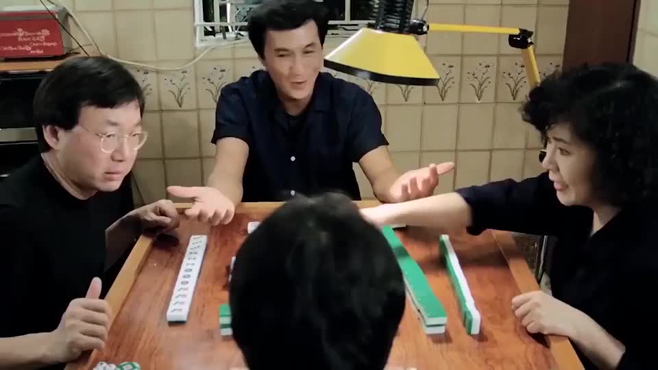 两人戴着透视眼镜打麻将,谁知突然停电,这下暴露了__财经头条