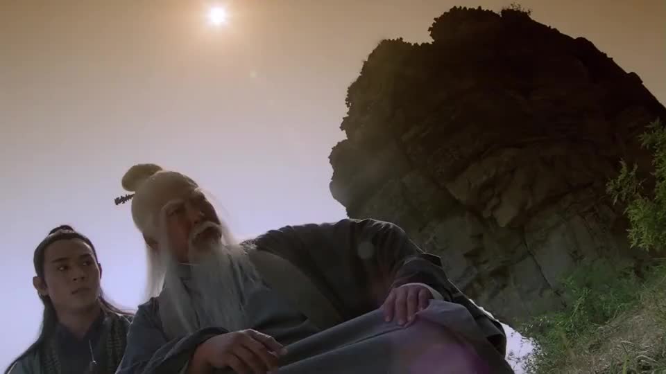 张三丰为老不尊,一百多岁的人了,还跟张无忌讲一柱擎天的事