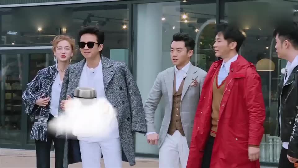 邓超郑恺穿西装出场,被吐槽用力过猛!一听有女嘉宾来瞬间来劲了