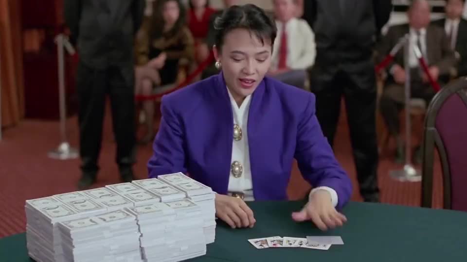 为您推荐: 姜还是老的辣,郑裕玲跟达叔赌牌,一千多万全部梭哈输惨了