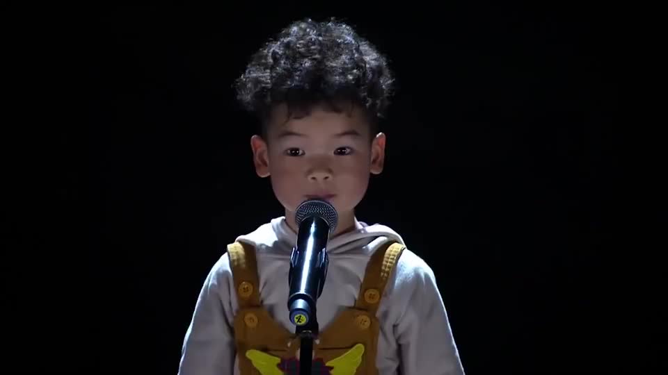 3岁小孩梳着卷毛,直接唱服评委,神仙儿童!