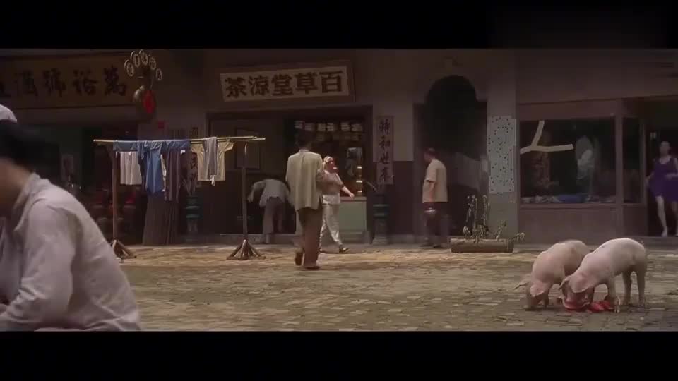 功夫:酱爆正在洗头,突然间却没水了,他去找包租婆理论