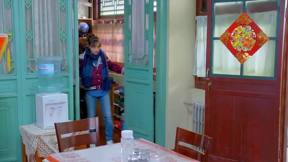 守护丽人:姑娘不坐豪车,和穷小子挤坐三轮车,穷小子向富少挑衅