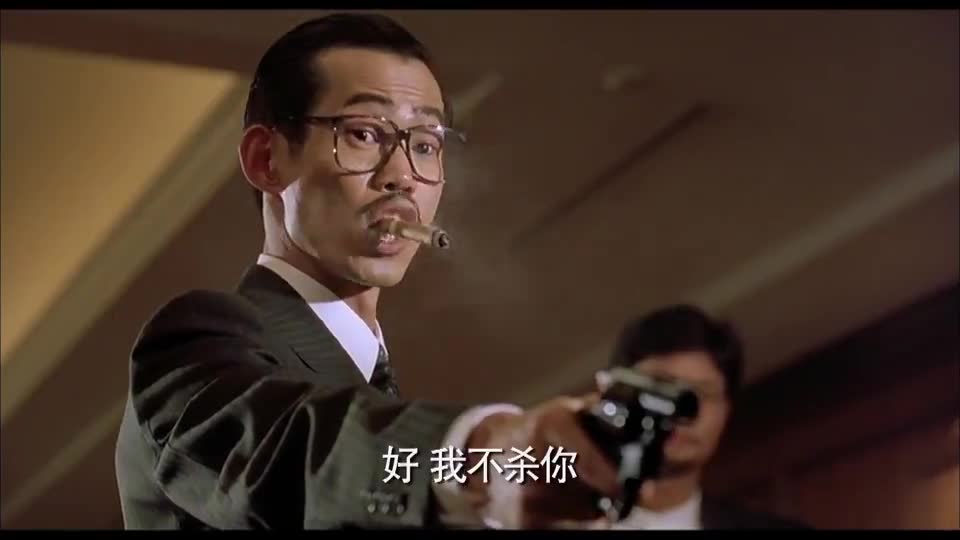 元华不愧是实力派演员,看他抽雪茄拿枪的样子,太帅了