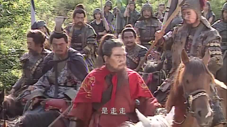 三国演义:曹操败走华容道,路遇泥沼之地,曹操砍树铺路前行__财经头条