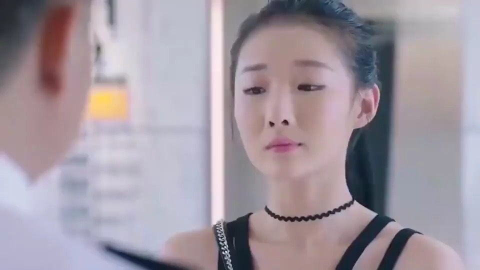 迷失的岁月：土豪看上保安女儿，下秒趁机搭讪，成功交换联系方式