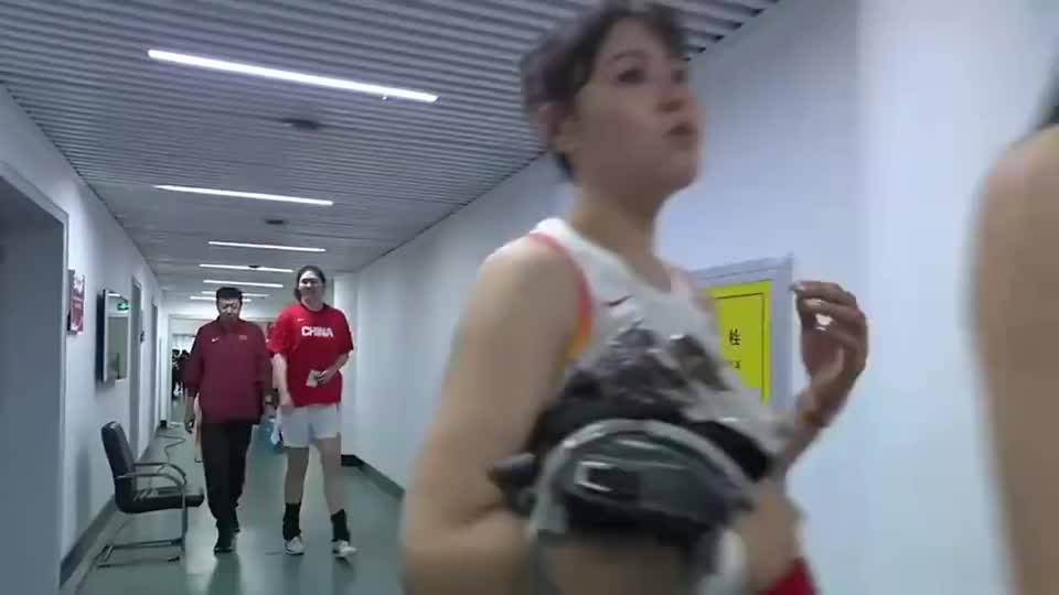 移动长城接班人！王治郅指导226张子宇，10厘米差距见证传承