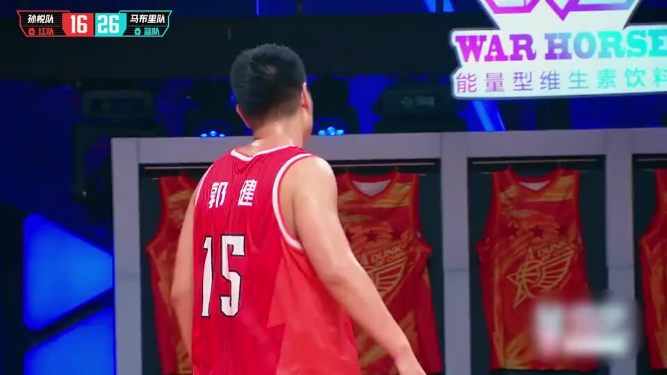 郭建身背4犯仍硬刚王少杰，半场落后12分，红队被逼入绝境！