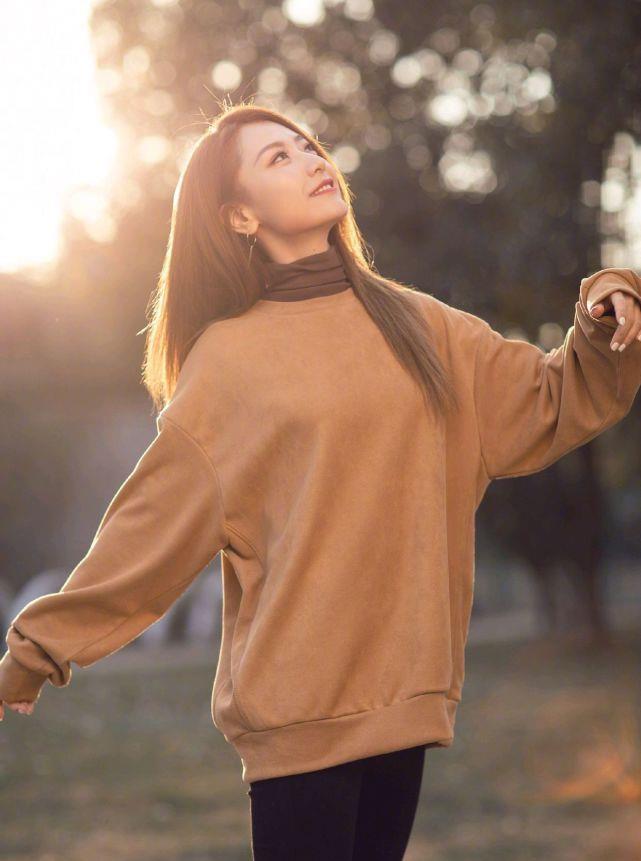 白冰在穿搭方面很厉害把卫衣穿出了时尚感搭配技巧值得借鉴