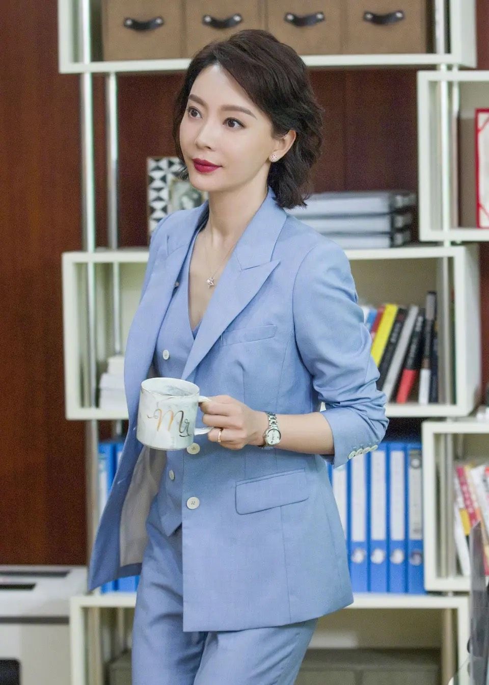 女神陈数身材苗条,职场女王范十足,精明干练,太美了