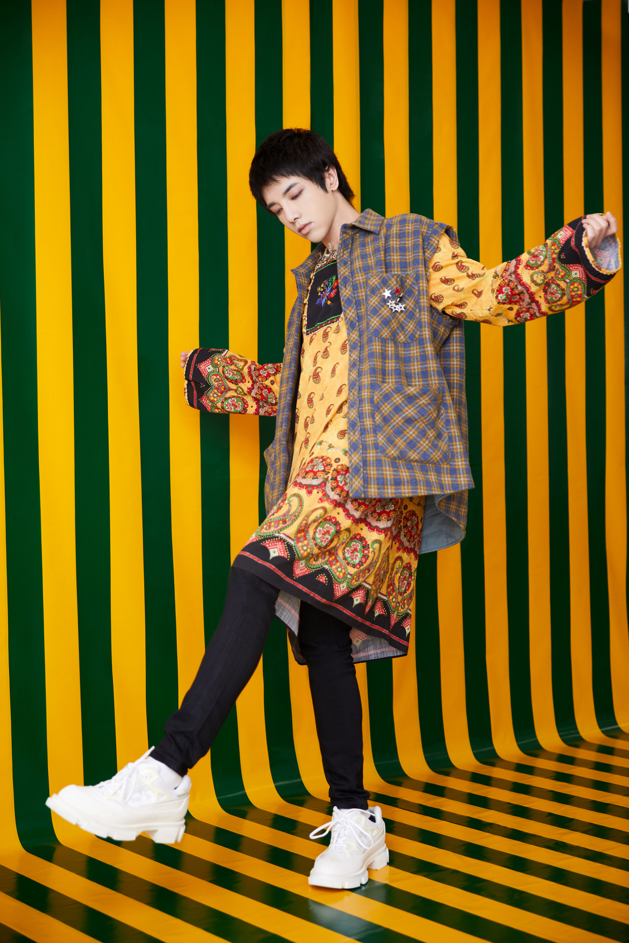 华晨宇解锁新造型,穿波西米亚风刺绣长裙,网友:太会穿了!