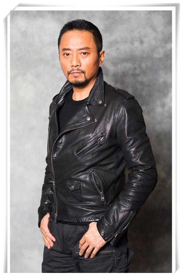 曾因硬汉形象一炮而红,后与周迅搭档,今老婆素颜看起来像18岁