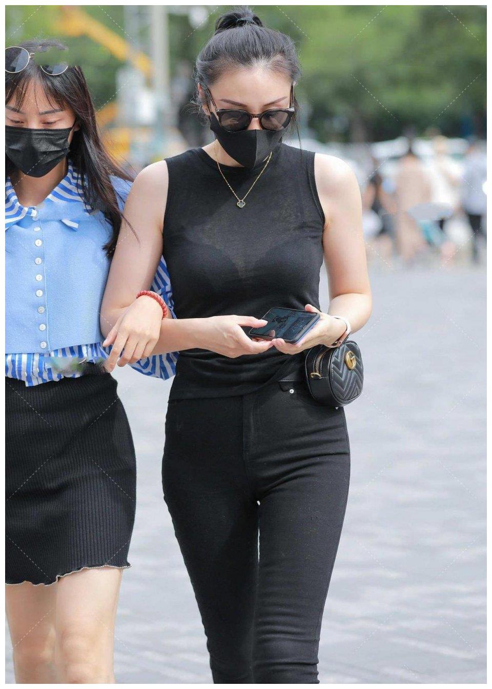 一米九的"女主播"逛街,斜挎包包,效果惊艳!好想带她回家吃饭