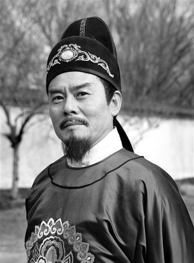他是《神探狄仁杰》中的曾泰,尽职尽责任劳任怨,拍戏多年却不火