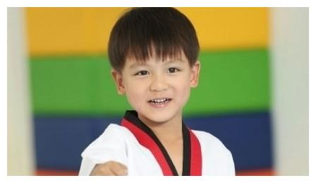 小时候的小亮仔真的是太可爱了,眼睛大而有神,谁见了都忍不住亲一口.