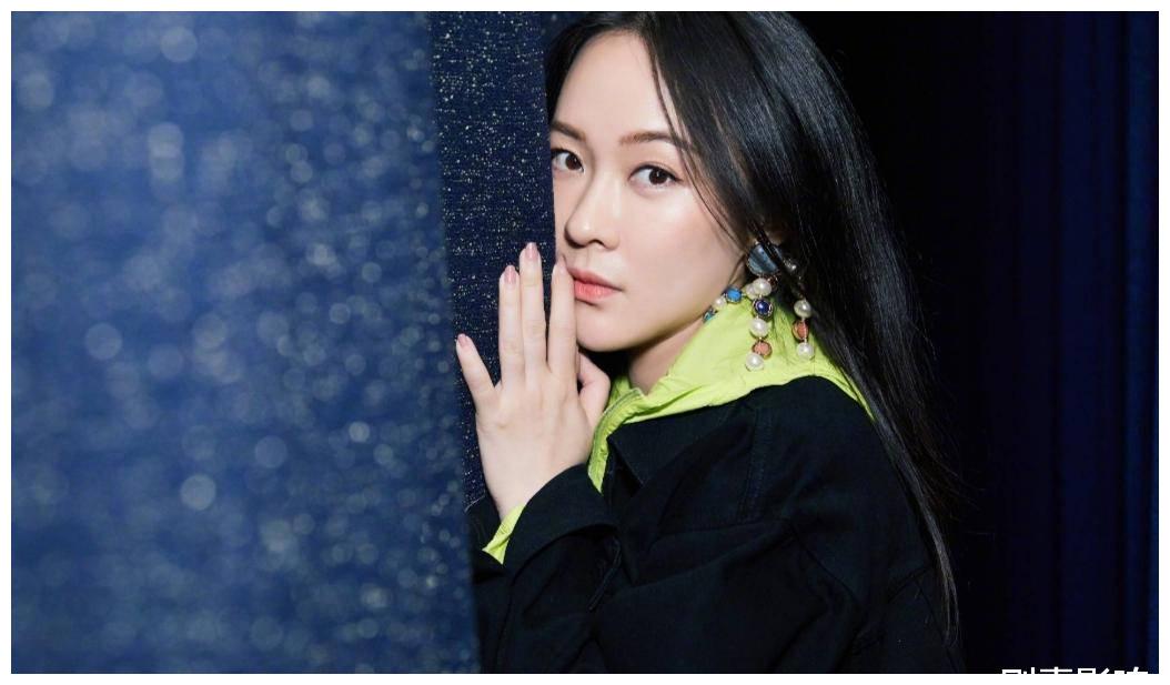 霍思燕在室内吸烟被拍,动作娴熟被调侃"老烟民",女神形象颠覆|霍思燕