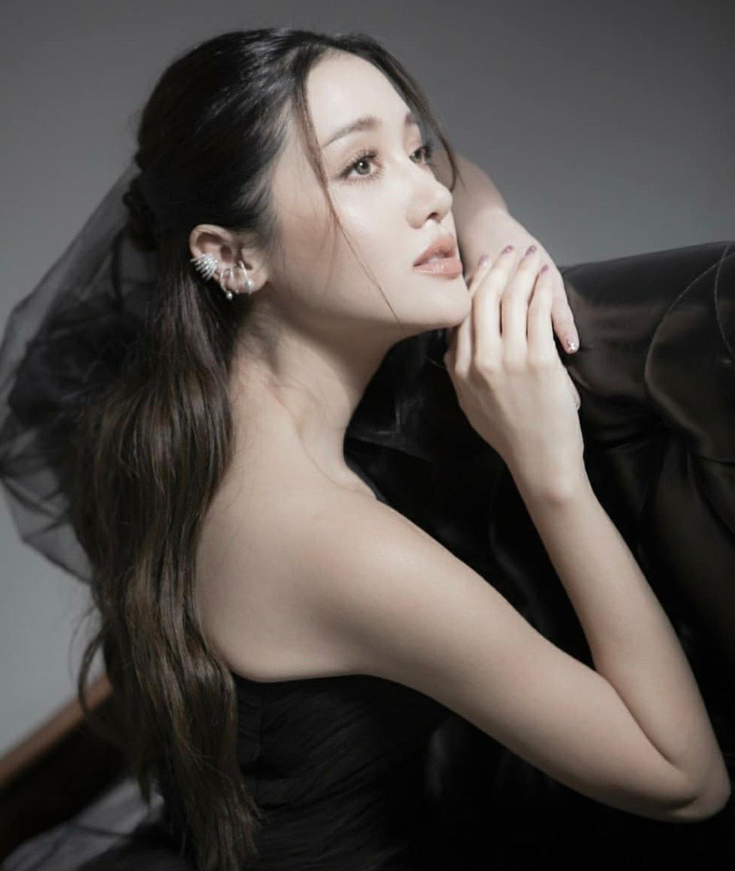 泰国时尚名模为杂志拍摄封面女郎写真,精致的五官,清新单纯