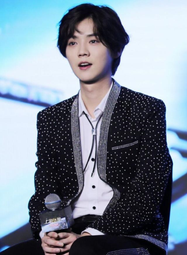 长相阳光过于青春的你还在被质疑吗?鹿晗的穿搭法则让你拥有成熟休闲区蓝鸢梦想 - Www.slyday.coM 长相阳光过于青春的你还在被质疑吗?鹿晗的穿搭法则让你拥有成熟休闲区蓝鸢梦想 - Www.slyday.coM